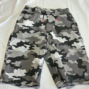 Levi’s slim fit camo print shorts size large (10/12)